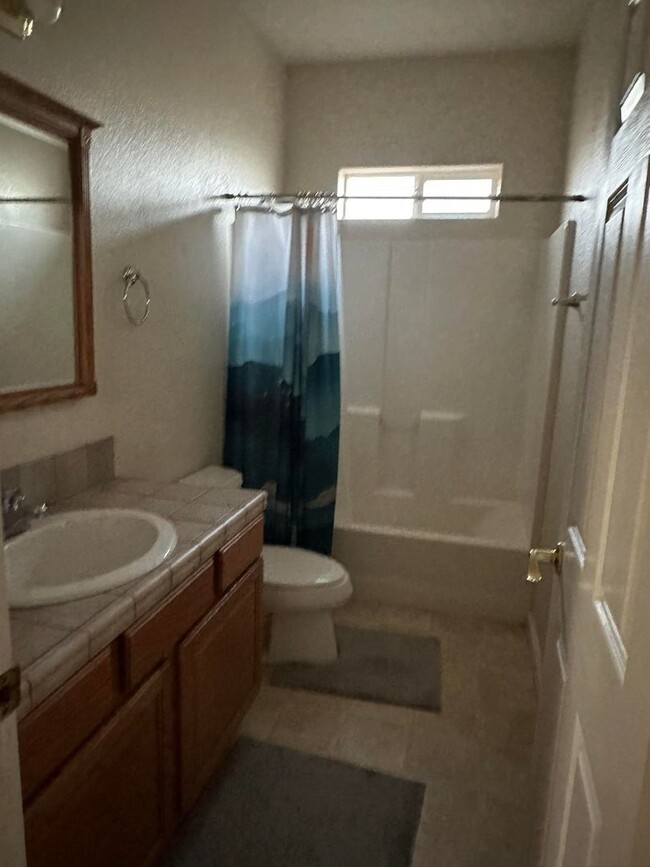 Building Photo - 3 bedroom, 2 bath home on the Golf Course,...