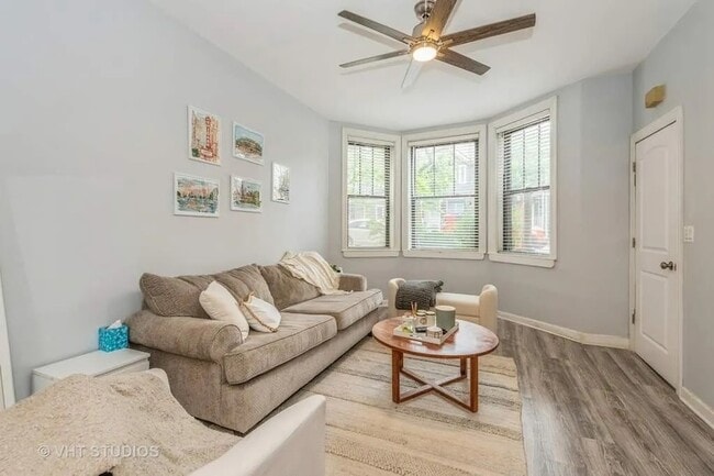 Photo - 1140 W Roscoe St Apartment