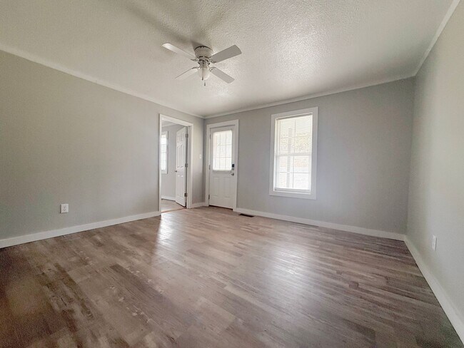 Foto del edificio - 3-Bedroom Single-Family Home with Hardwood Floors and Carport in Sparta