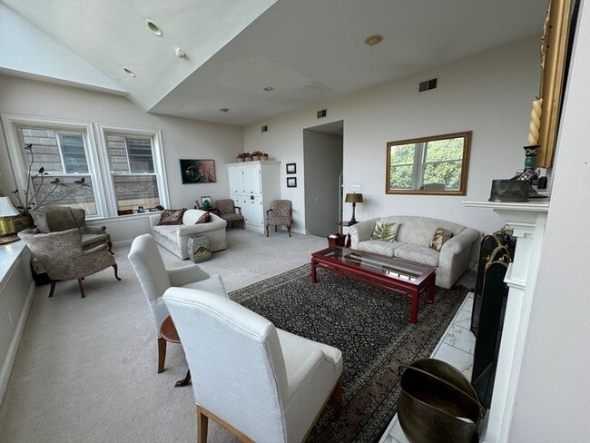 Building Photo - 132 Boylston St