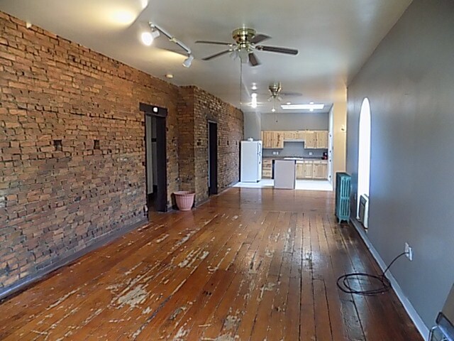Building Photo - 423 W 4th St