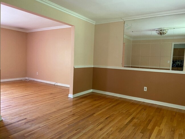 Building Photo - 305 Dewey Ave