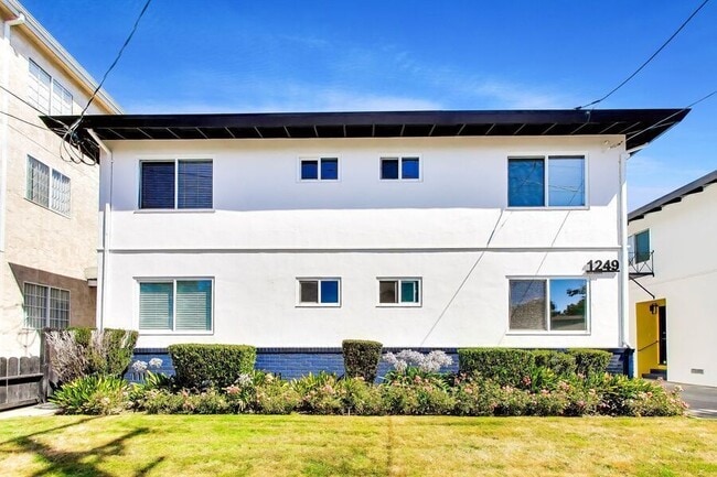 Building Photo - 1249 Oak Grove Ave