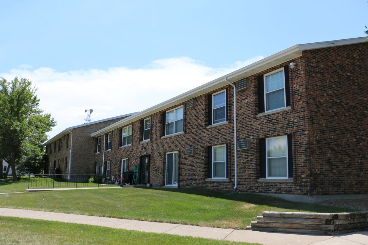 Primary Photo - Parkwood Apartments