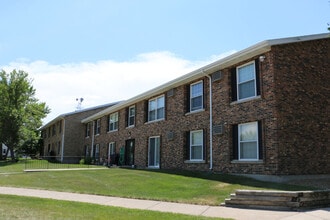 Building Photo - Parkwood Apartments