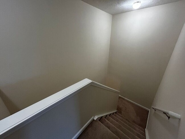Building Photo - 8328 Oak Knoll Dr