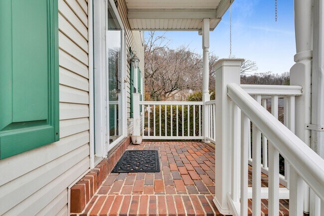 Foto del edificio - Family-Friendly 4-Bed Home with Pet-Friendly Yard and Pool in a Quiet Neighborhood