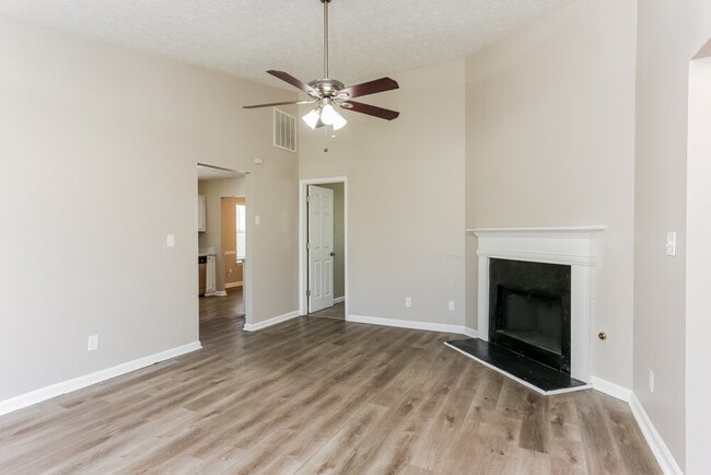 Building Photo - 405 Village Cir