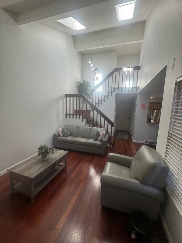 Building Photo - "Spacious 4-Bed Townhouse Retreat: Comfort...