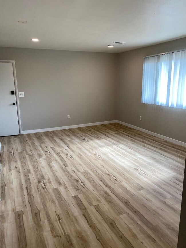 Building Photo - 8886-8888 N Lowell Blvd (DUPLEX)