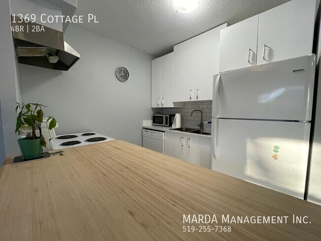 Photo du bâtiment - SPACIOUS & BRIGHT 4BED/2BATH HOUSE IN RIVERSIDE!