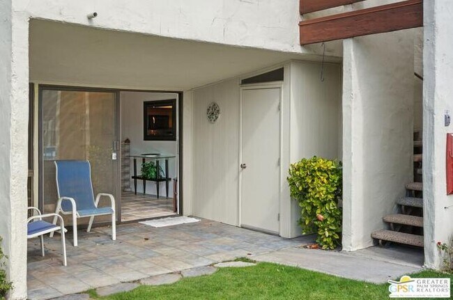 Foto del edificio - 1655 E Palm Canyon Dr