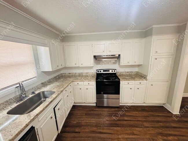 Foto del edificio - 4851 Woodmont Dr