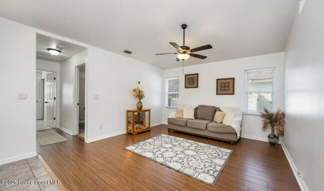 Foto del edificio - 805 7 Gables Cir SE