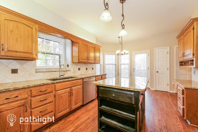 Foto del edificio - 12752 Garnett Street, Overland Park, KS, 6...