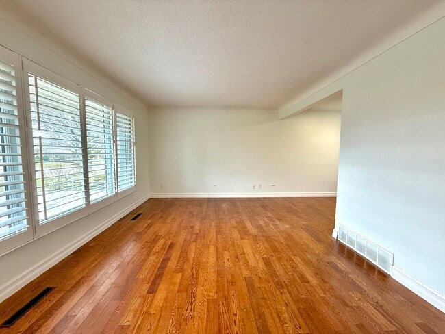 Building Photo - 90 Rochelle Dr