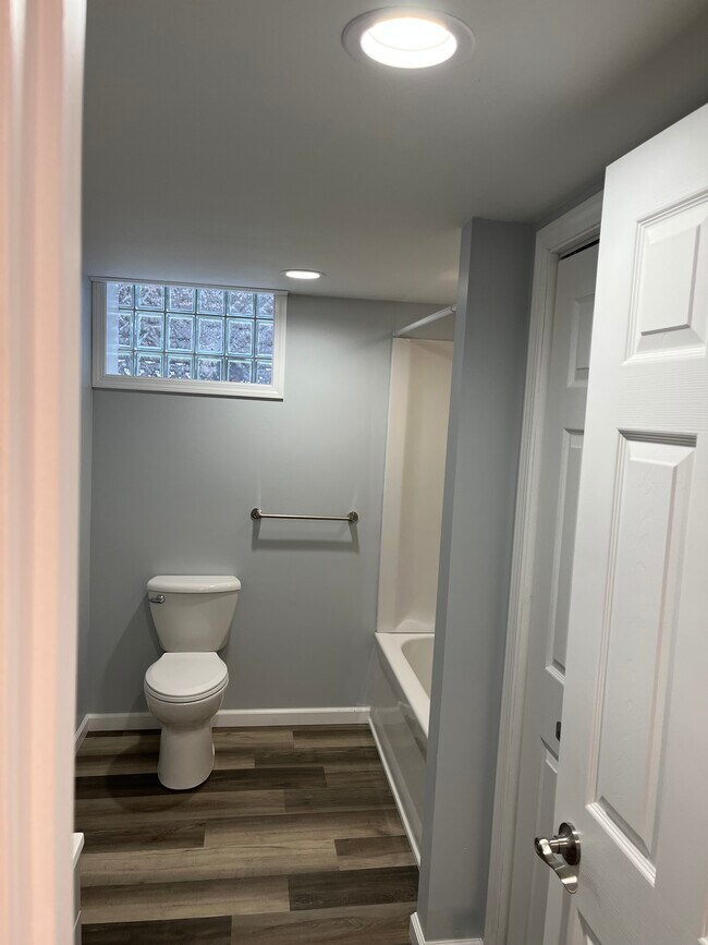 Full bath - 447 Edgewater Dr
