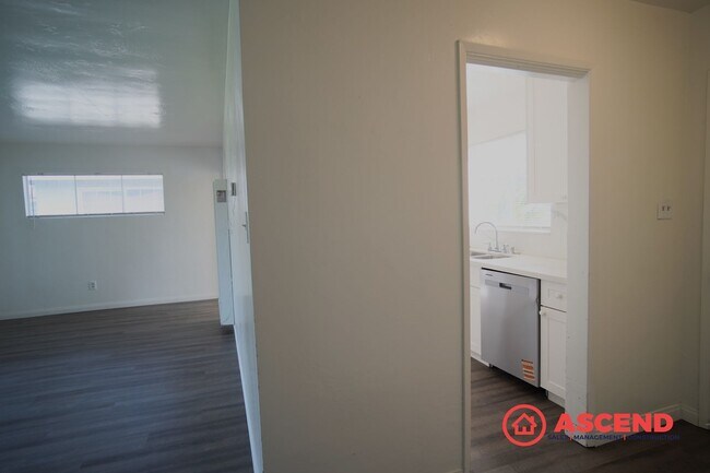 Building Photo - Charming Home in Central Bakersfield!