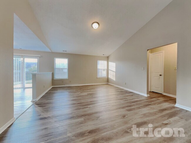 Foto del edificio - 7114 Harness Lakes Dr