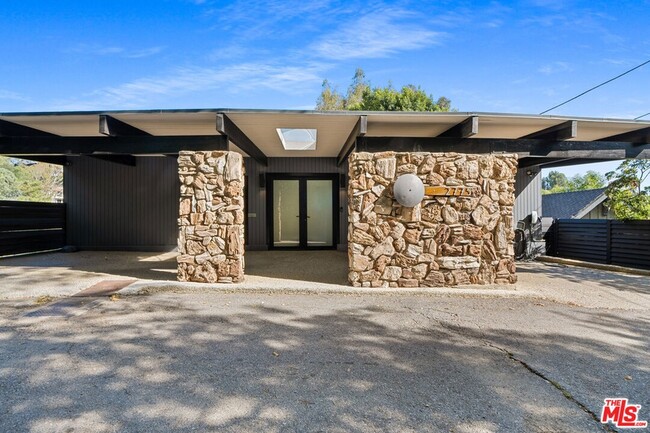 Building Photo - 2775 Rinconia Dr