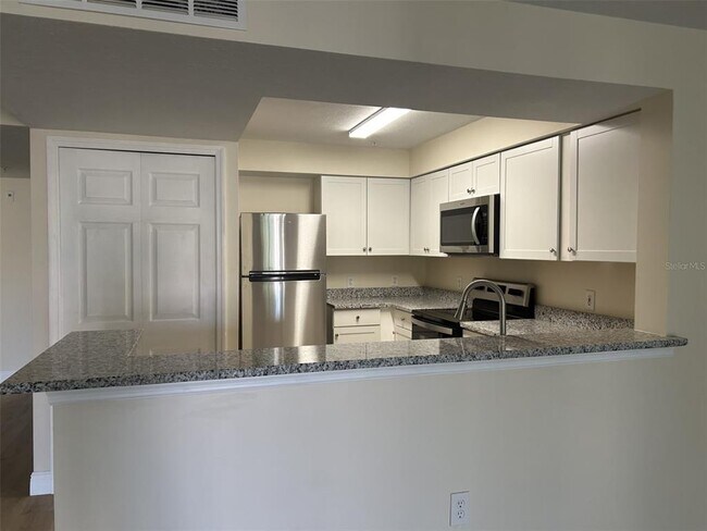 Building Photo - 14025 Fairway Island Dr