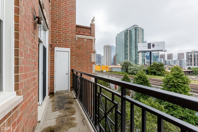 Building Photo - 822 W Hubbard St