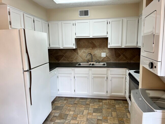 Cocina - 1310 Louisville Rd