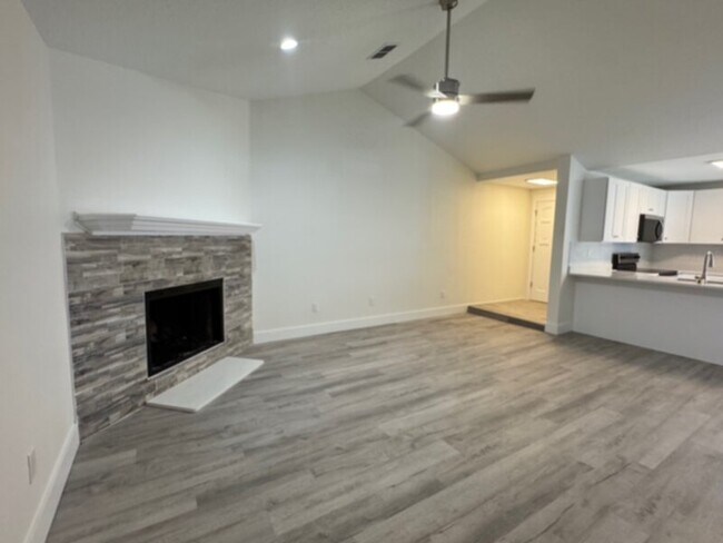 Foto del edificio - Fully Remodeled 2 Bedroom w/ Lawn Care &am...
