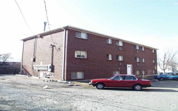 Primary Photo - 1676 Hanover St