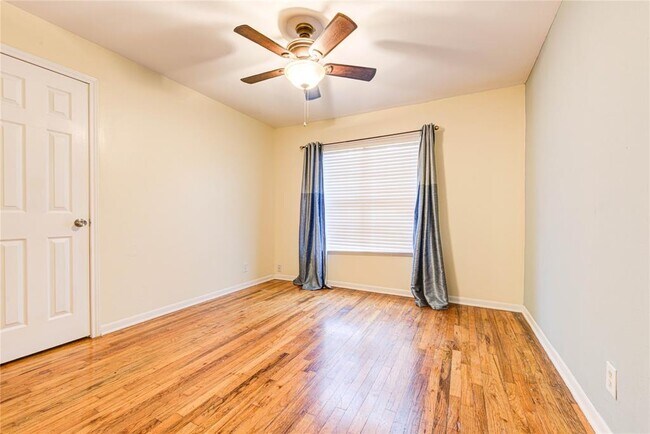 Building Photo - 215 Mebane Ln