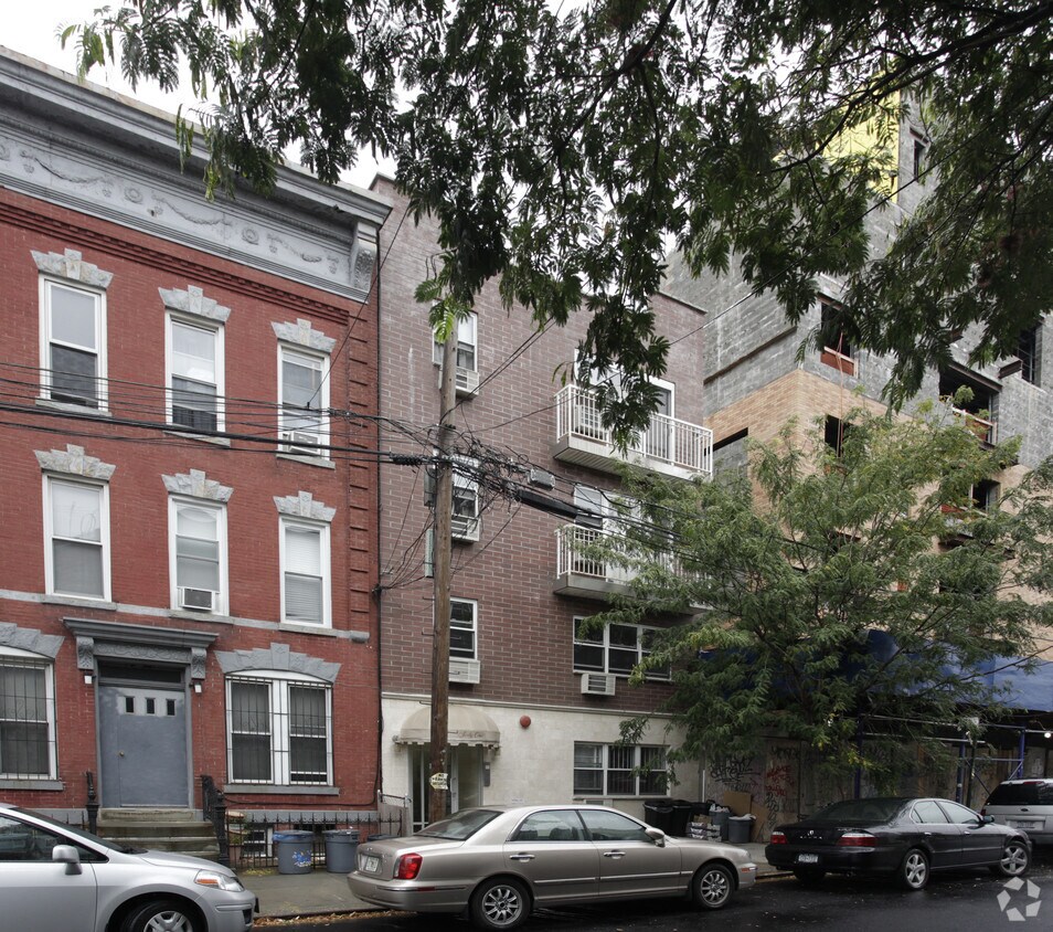 Primary Photo - 61 Herbert St