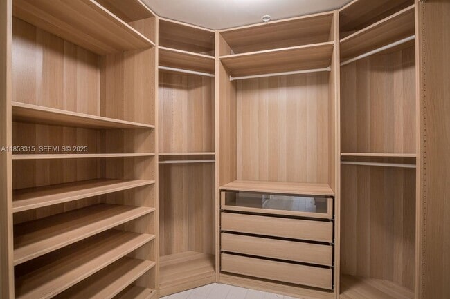 Building Photo - 999 SW 1st Ave