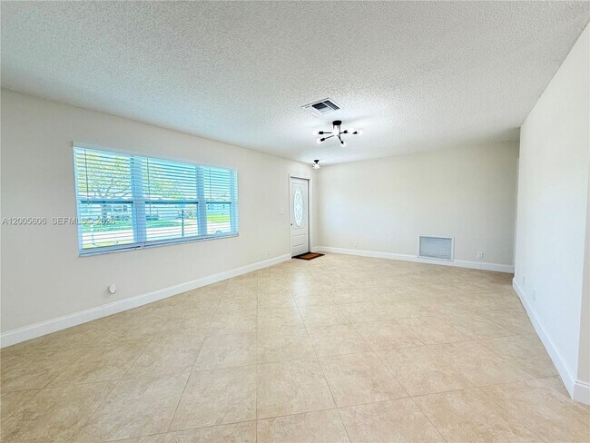 Foto del edificio - 8581 NW 17th St