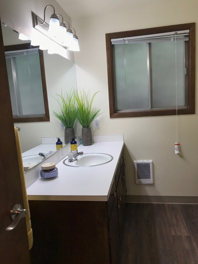 Building Photo - Free Application On This Lovely Duplex!