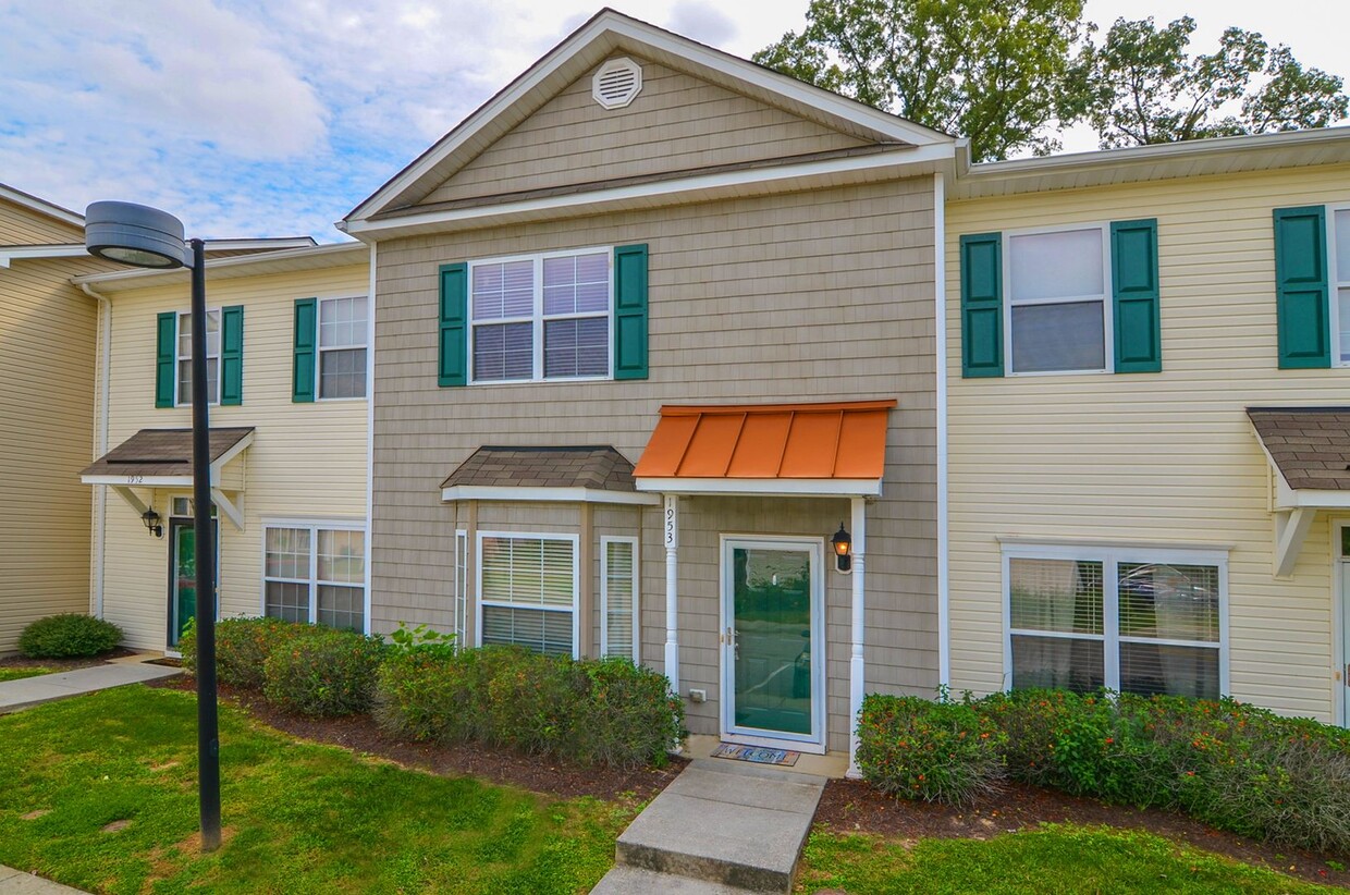 Primary Photo - Roomy 3 Bedroom 2.5 Bath Townhome in Willi...