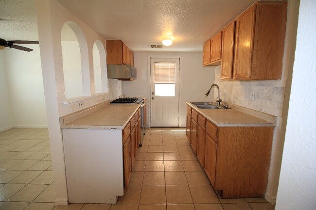 Building Photo - 11027 Oasis Dr