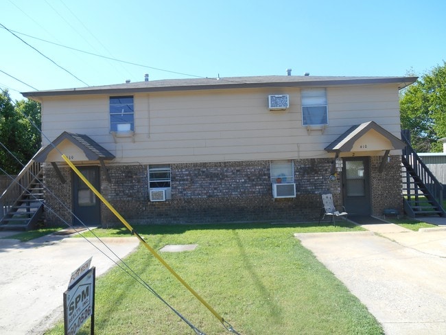 Front of Building - 410 E Walnut St