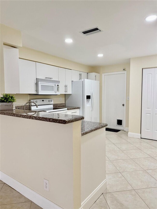 Building Photo - 1601 Sorrento Dr