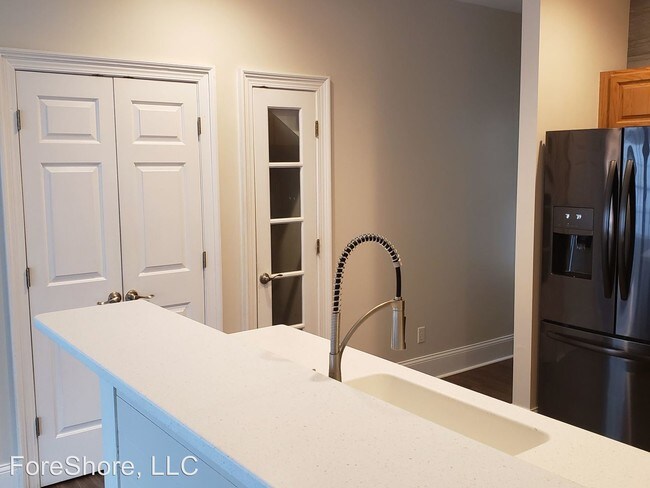 Building Photo - 4 br, 3.5 bath House - 4 Barry Lane