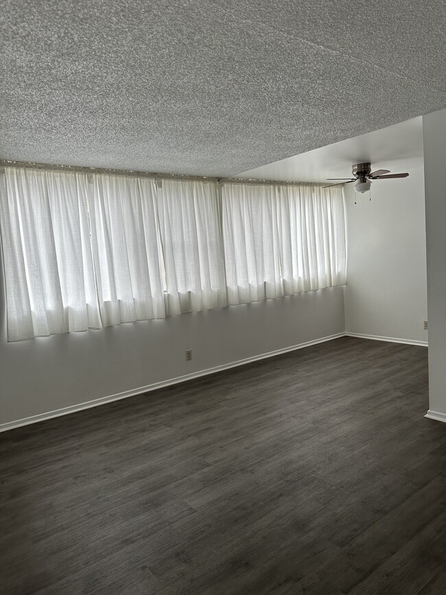 Building Photo - 4201 McLaughlin Ave