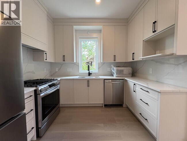 Photo du bâtiment - 945 E 28th Ave