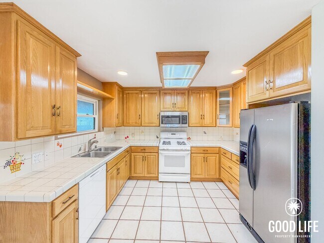 Foto del edificio - 2BD/1BA Home in La Mesa with Turf Yards, Large Backyard, W/D & 2-Car Garage