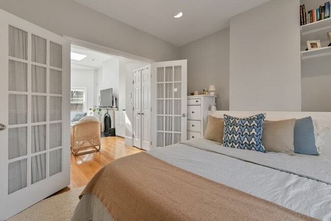 Building Photo - 256 W Newton St