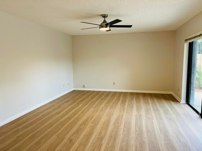 Foto del edificio - 4039 Palm Bay Cir