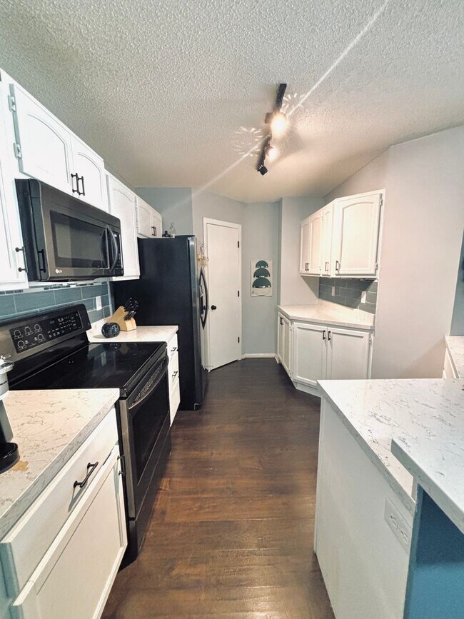 Foto del edificio - Rare and Beautifully Updated Townhome in a...
