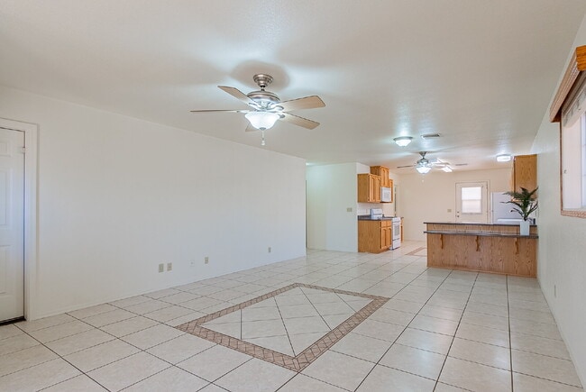 Building Photo - "Well Maintained 2-Bedroom, 2 Bathroom hom...