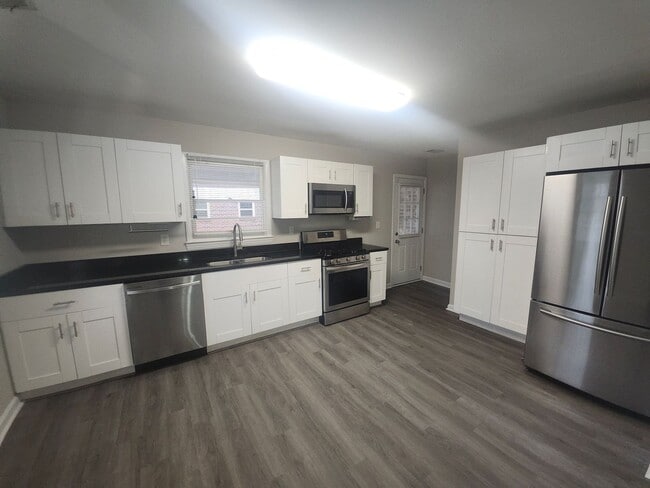 Building Photo - Charming 3BR/2BA Home with Updated Kitchen & Spacious Backyard in Atlanta!