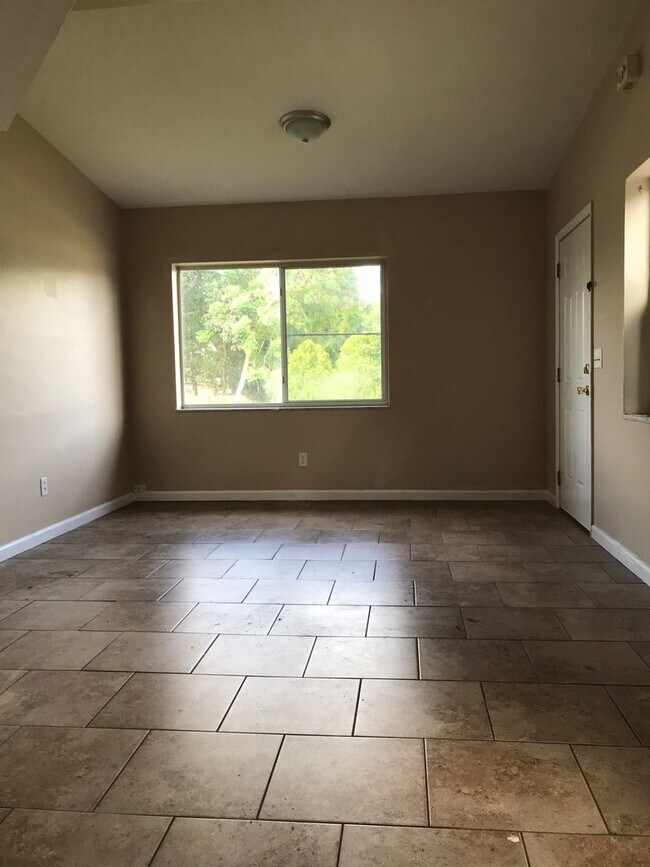 Building Photo - 3 Bed 1 Bath Home | Pet Friendly | Washer ...