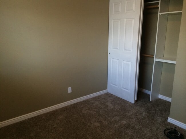 Building Photo - 3 Bedroom Townhome with Fenced Yard in Wes...