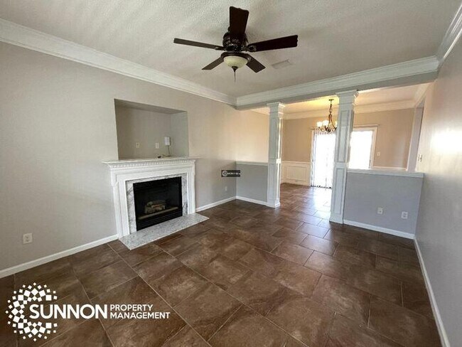 Building Photo - 3 Bed 2.5 Bath in University